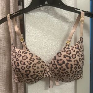 VS incredible bra Demi